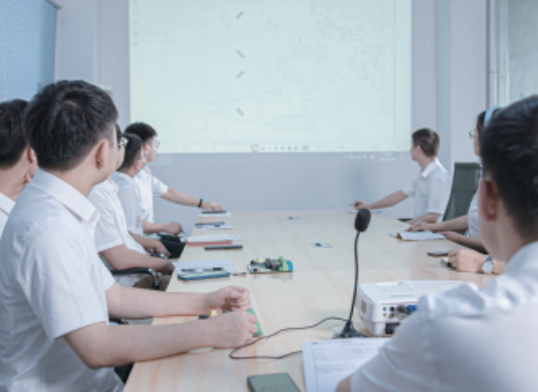 研發(fā)團(tuán)隊(duì)會議室討論 研發(fā)團(tuán)隊(duì)會議室討論