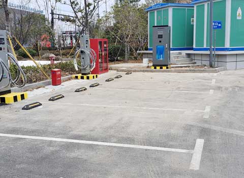 480kw超充樁為電動車提供快速充電(圖1)